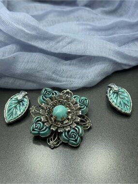 ❤️2/$80 Vintage Celluloid Turquoise Floral Brooch and Leaf Clip Earrings #72 set